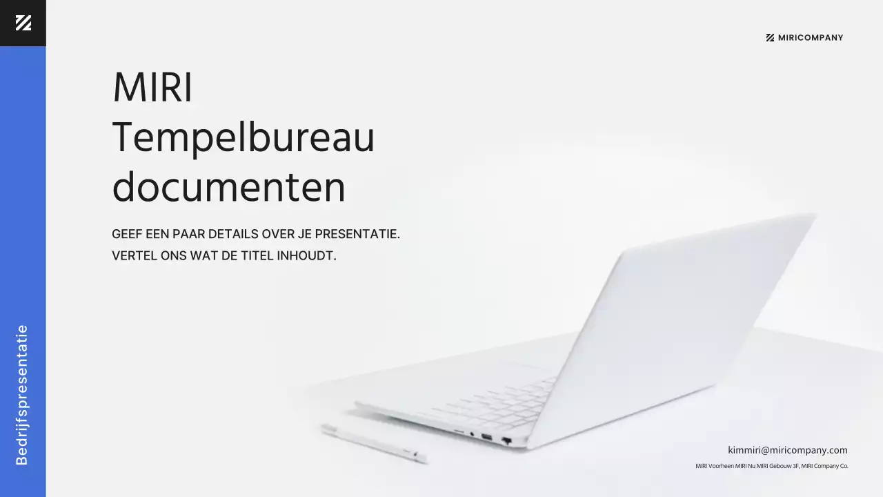 Moderne kantoormedewerker in blauwe zakelijke documentpresentatie