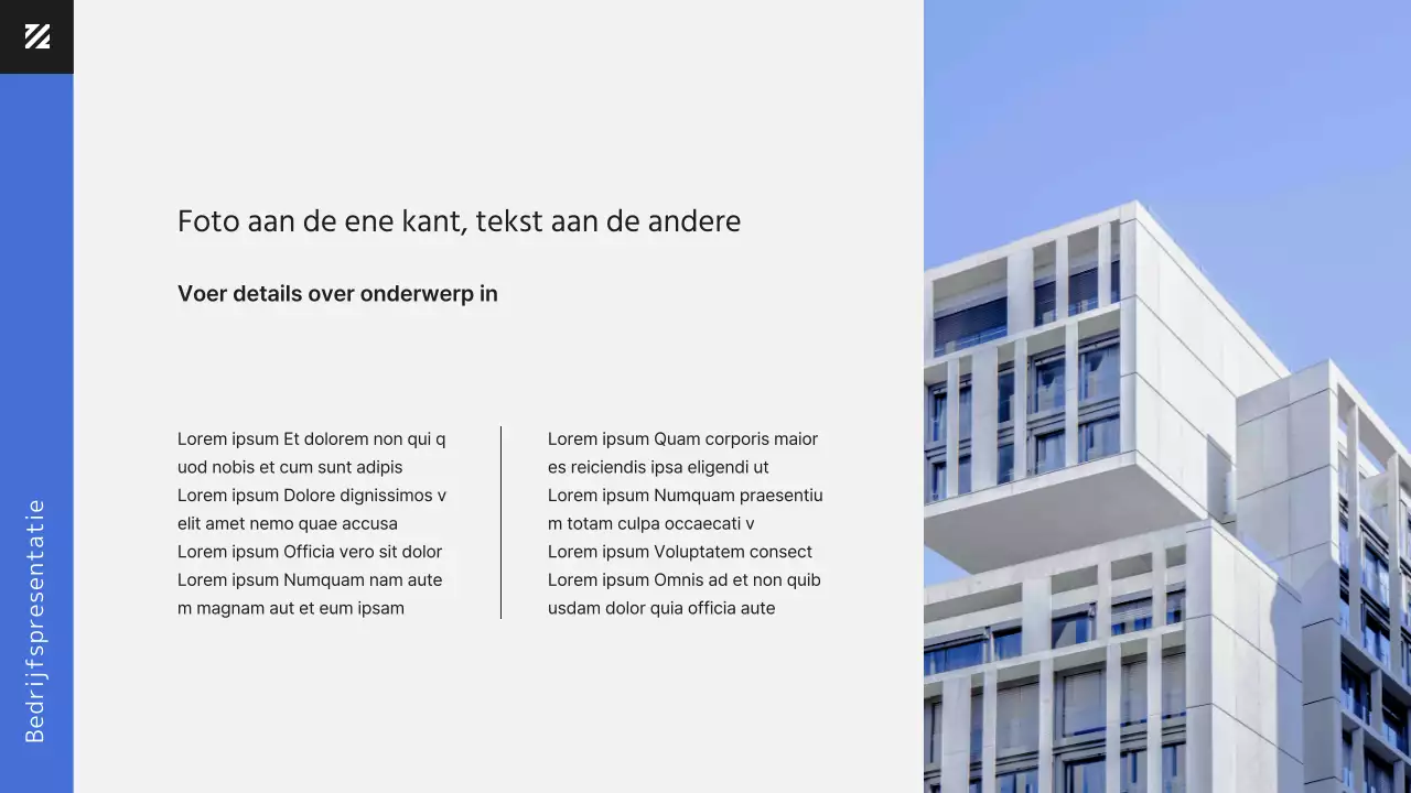 Moderne kantoormedewerker in blauwe zakelijke documentpresentatie