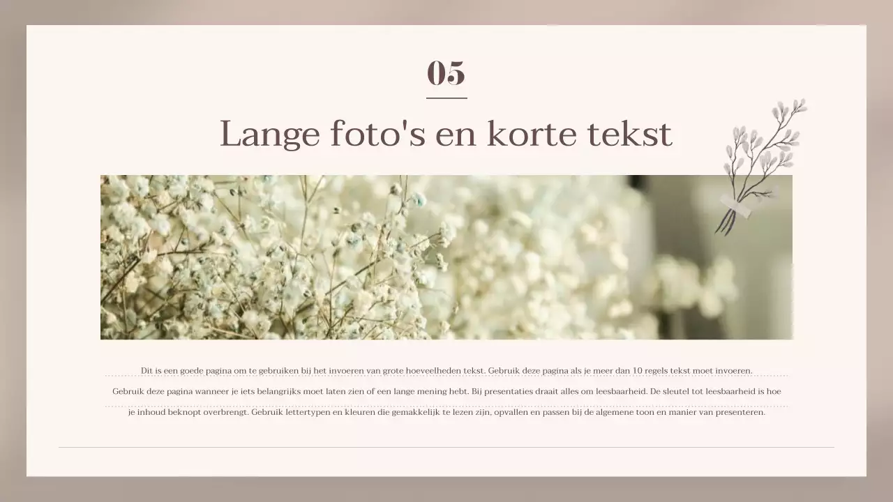 Classy bloemenkaart presentatie in beige