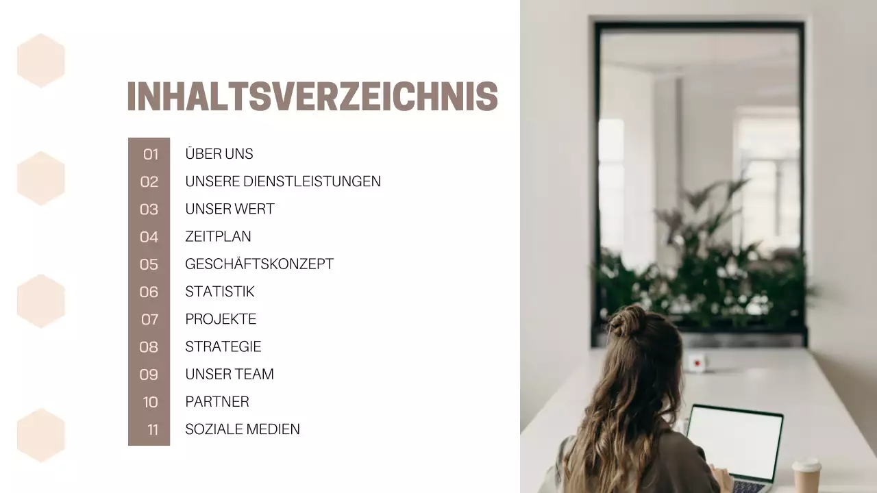 Klassische Geschäftsmaterialien in Beige und Braun