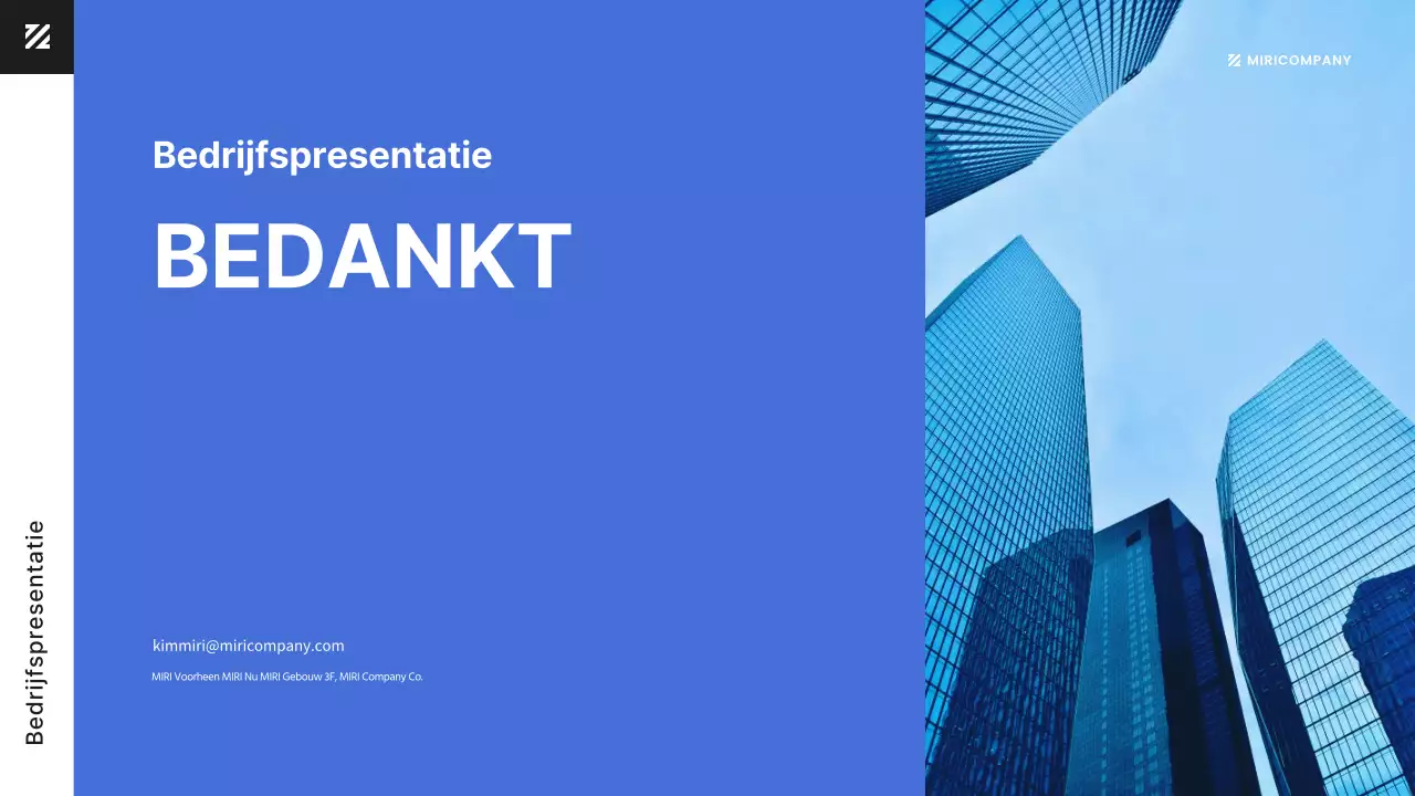 Moderne kantoormedewerker in blauwe zakelijke documentpresentatie