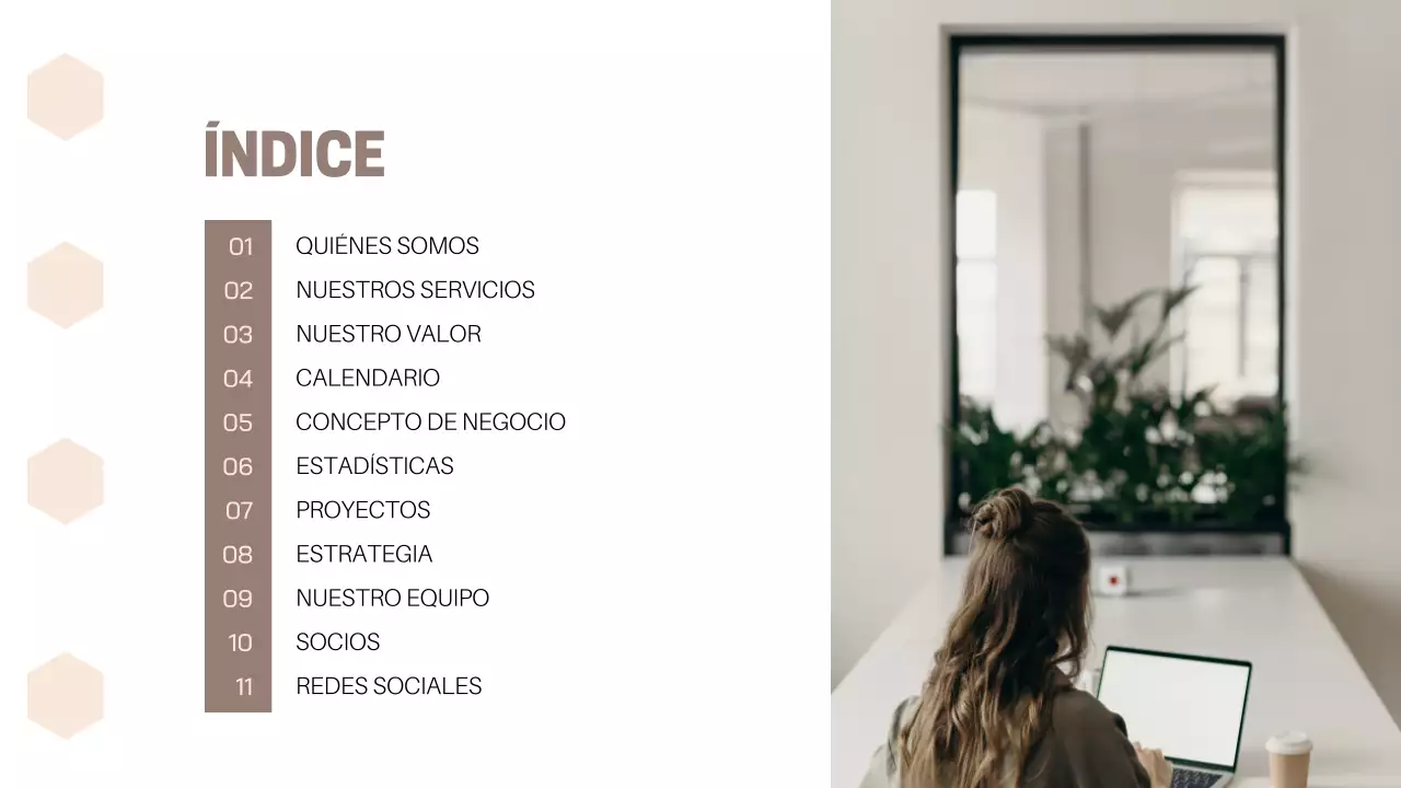 Material clásico de oficina en beige y marrón