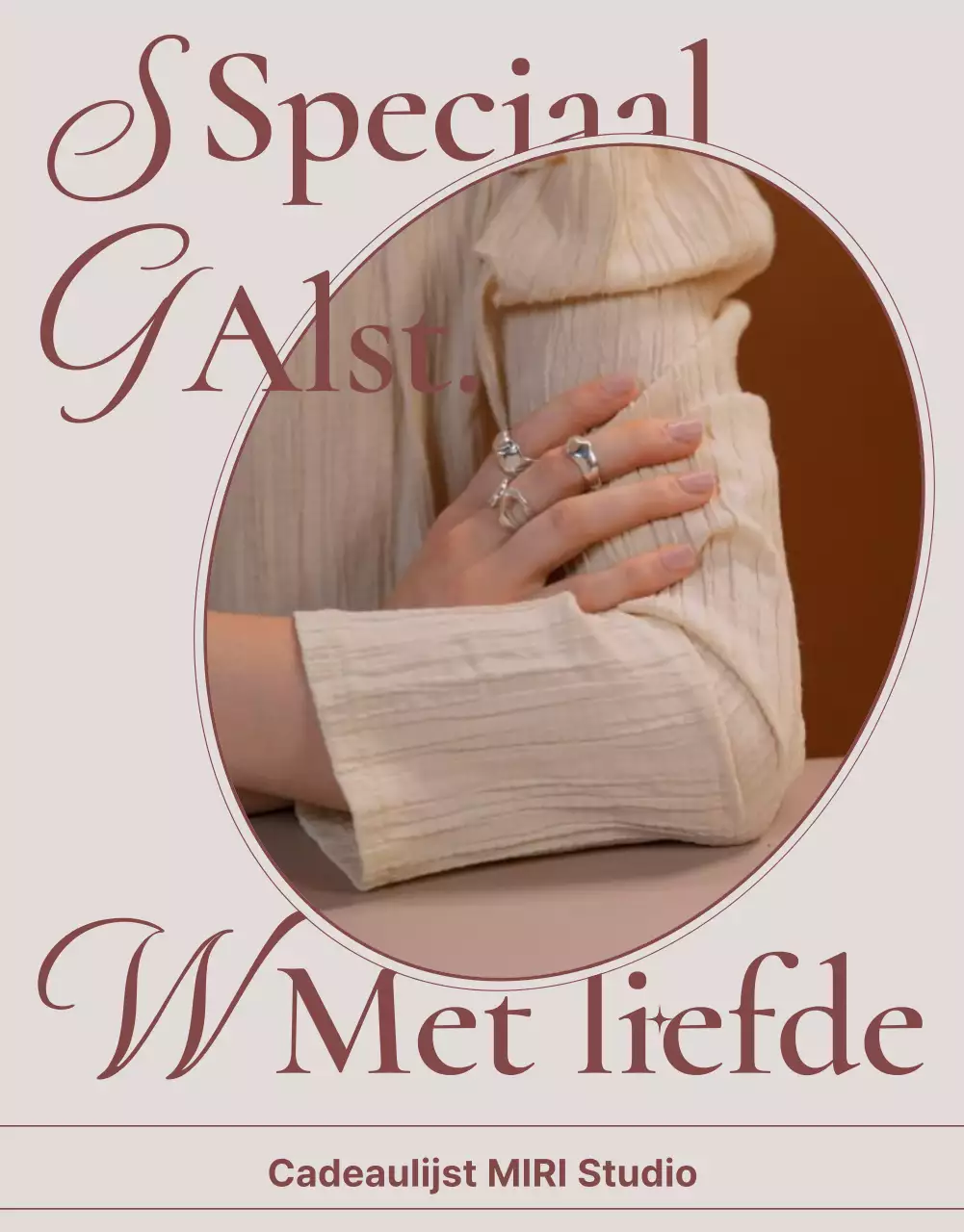 Een advertentie voor een lookbook met trendy sieraden in roze en bruin.