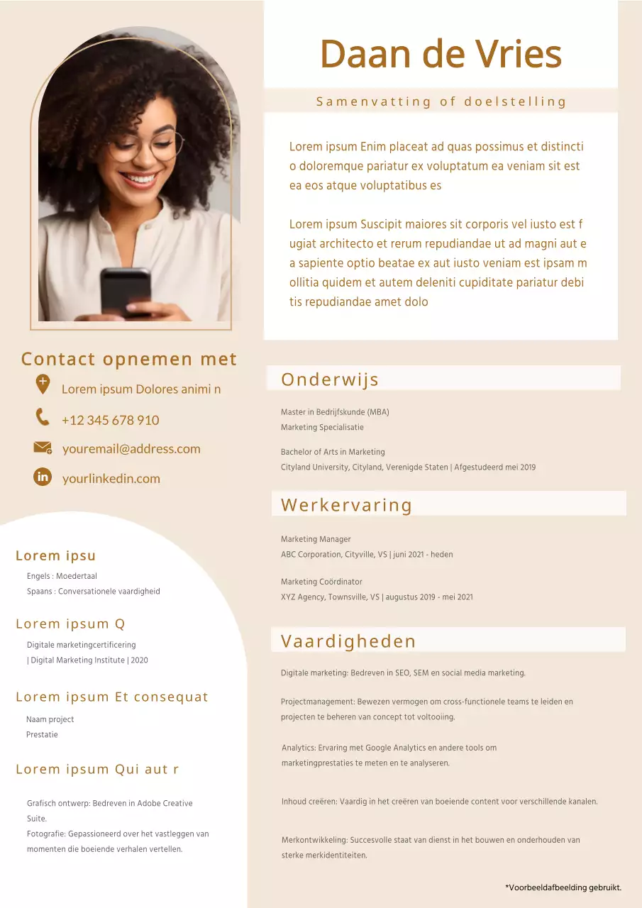 Wit en Beige Elegant Marketing Manager CV