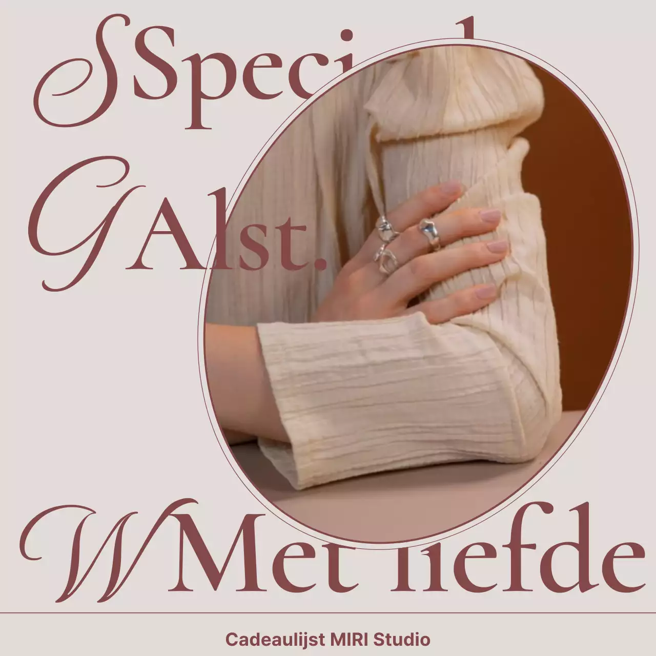 Een advertentie voor een lookbook met trendy sieraden in roze en bruin.