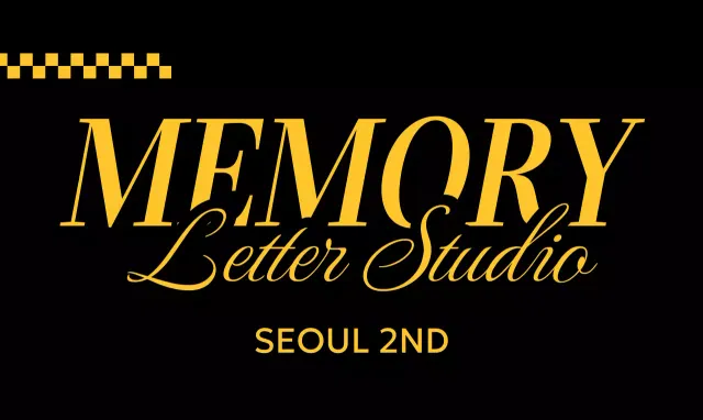 Desain alat tulis yang elegan dengan latar belakang hitam