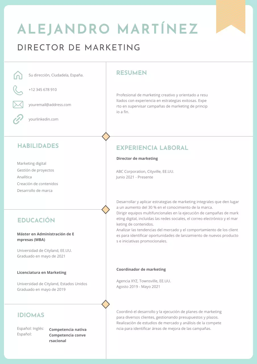 Menta y Beige Encantador Currículum de Director de Marketing