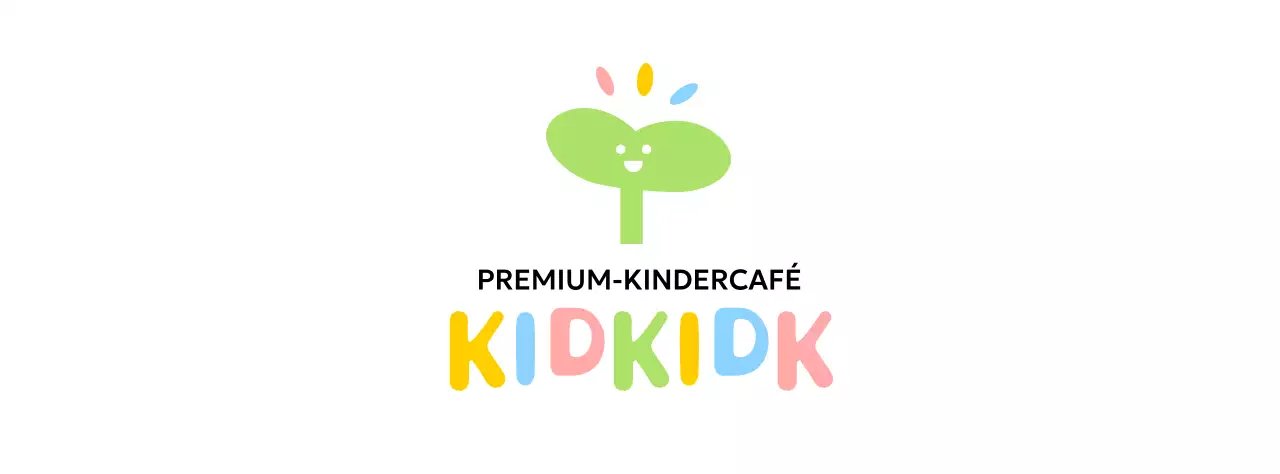 Kindercafé-Farbdesign mit lächelndem Knospen-Symbol