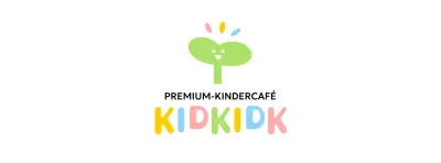 Kindercafé-Farbdesign mit lächelndem Knospen-Symbol