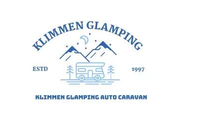 Campingwinkel met illustraties van bergen, maan en campers