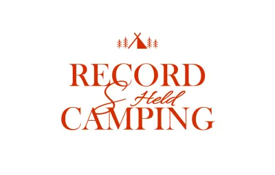 Kampeerwinkel met illustraties van tenten en bomen