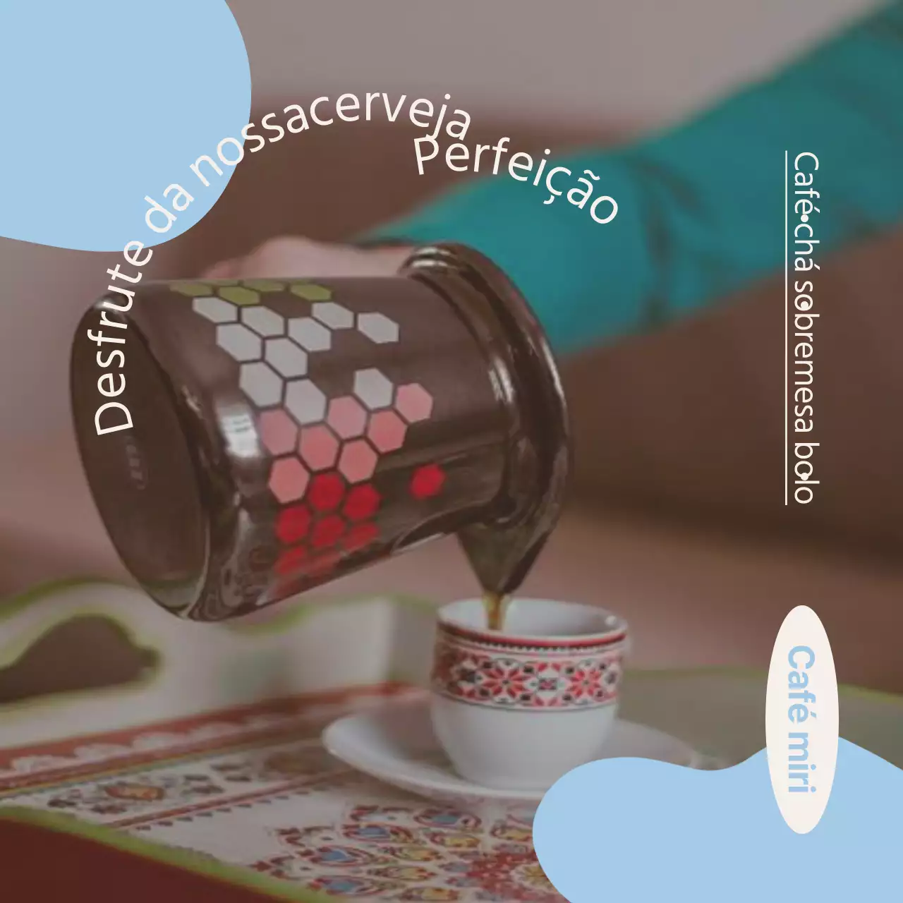 Adereços de café elegantes com fotografias sentimentais e formas geométricas