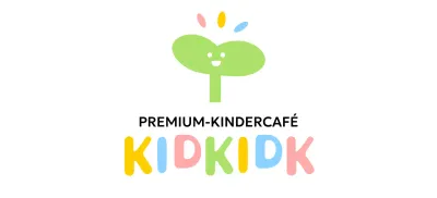 Kindercafé-Farbdesign mit lächelndem Knospen-Symbol