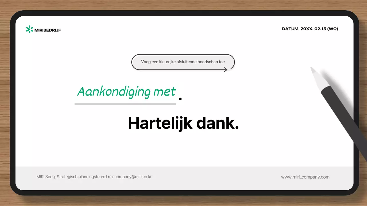 Presentatie met een eenvoudige groene en grijze achtergrond en alleen elementen