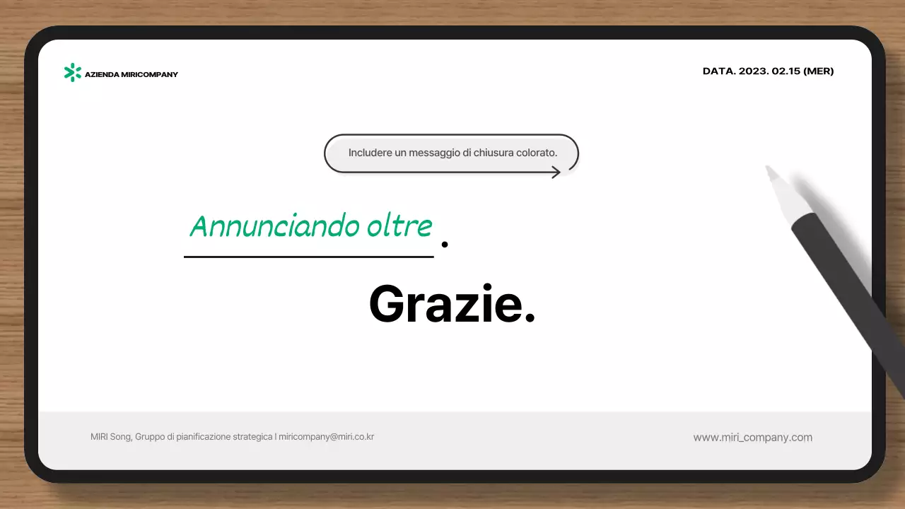 Presentazione con un semplice sfondo verde e grigio e solo elementi
