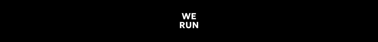 색상으로 구분된 도형과 타이포그래피가 인상적인 스트랩 디자인