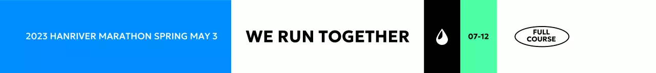 색상으로 구분된 도형과 타이포그래피가 인상적인 스트랩 디자인