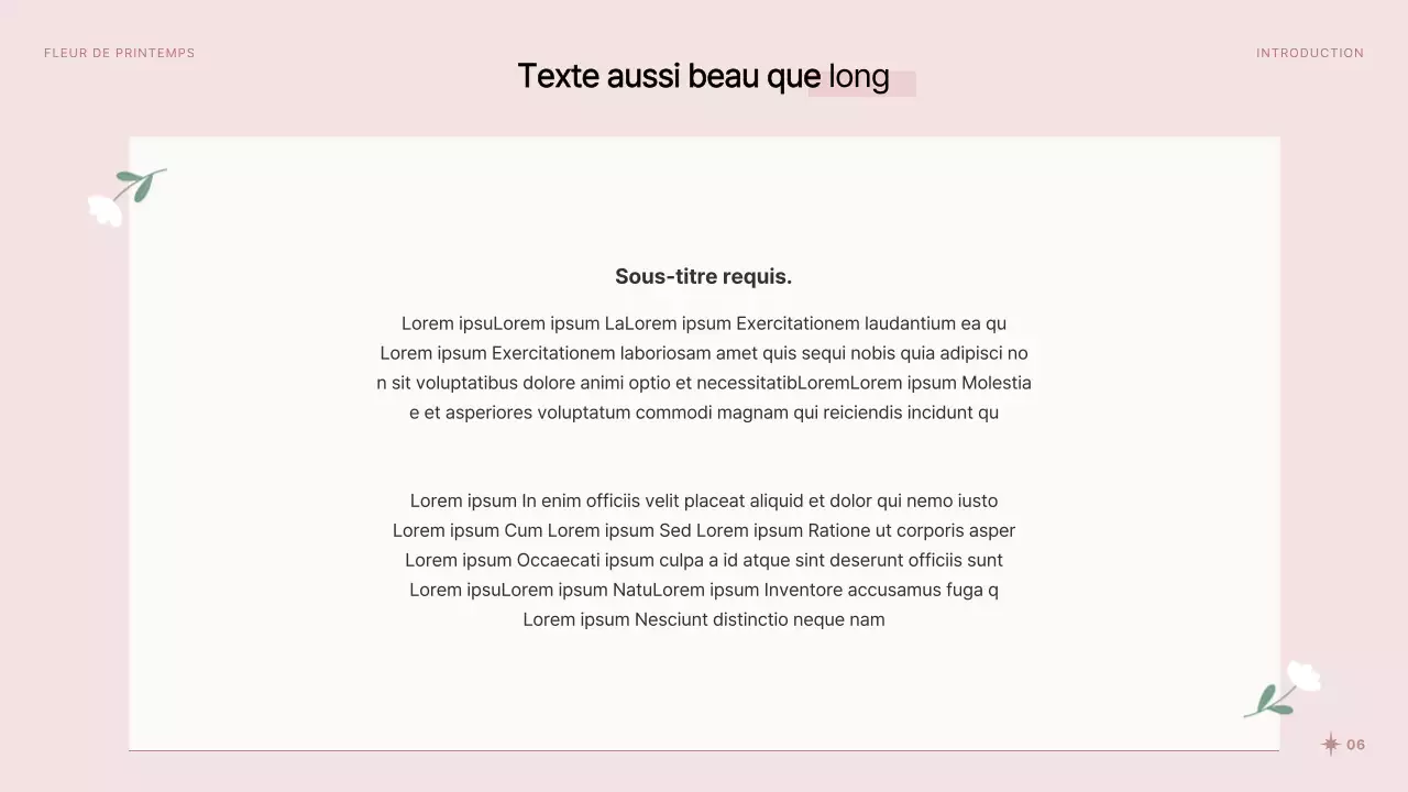 Jolies fleurs printanières en présentation rose et blanche