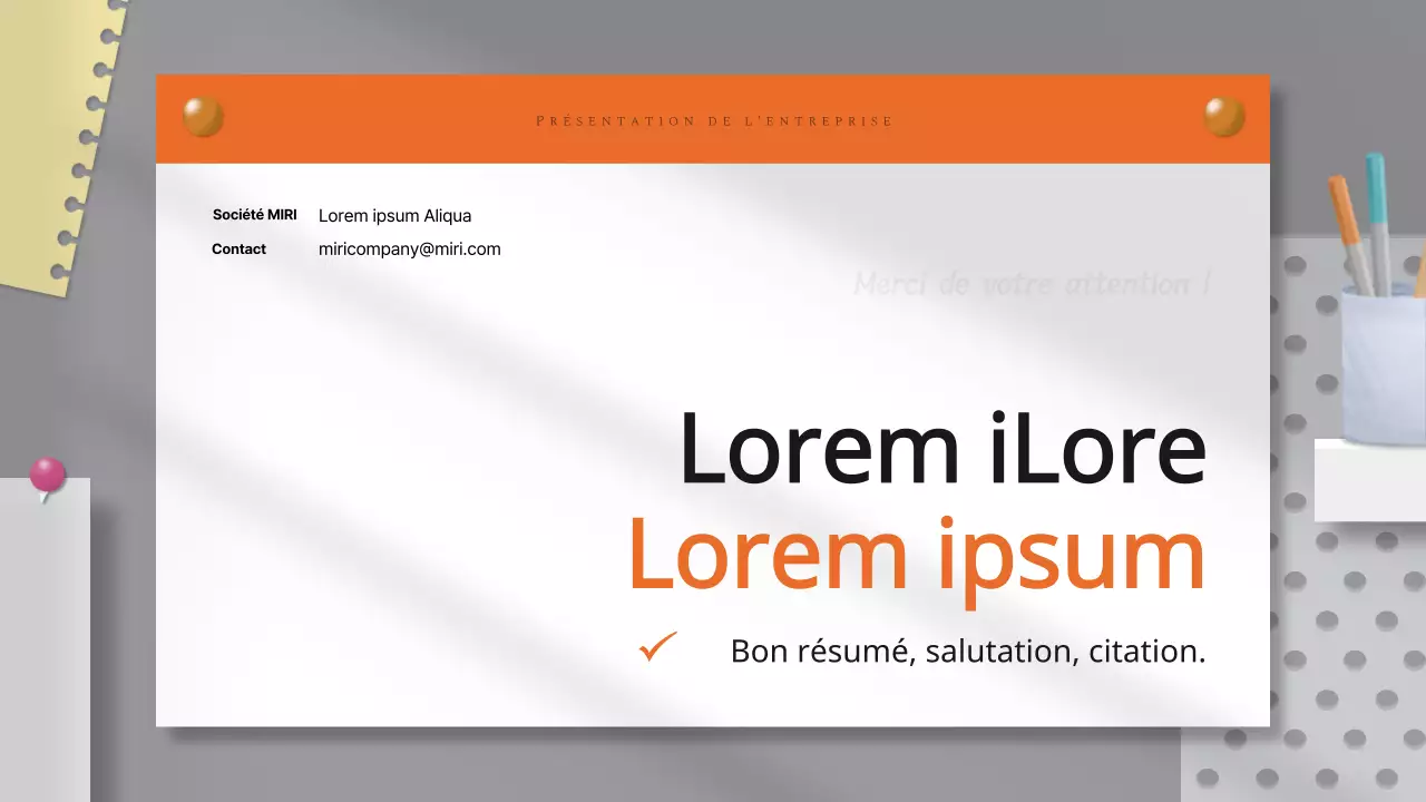 Une introduction sur fond simple d'orange et de gris