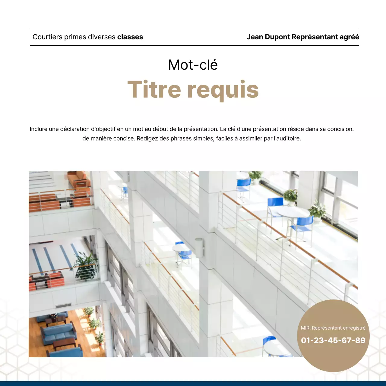 Liste luxueuse de biens immobiliers en bleu marine et or par un agent immobilier.