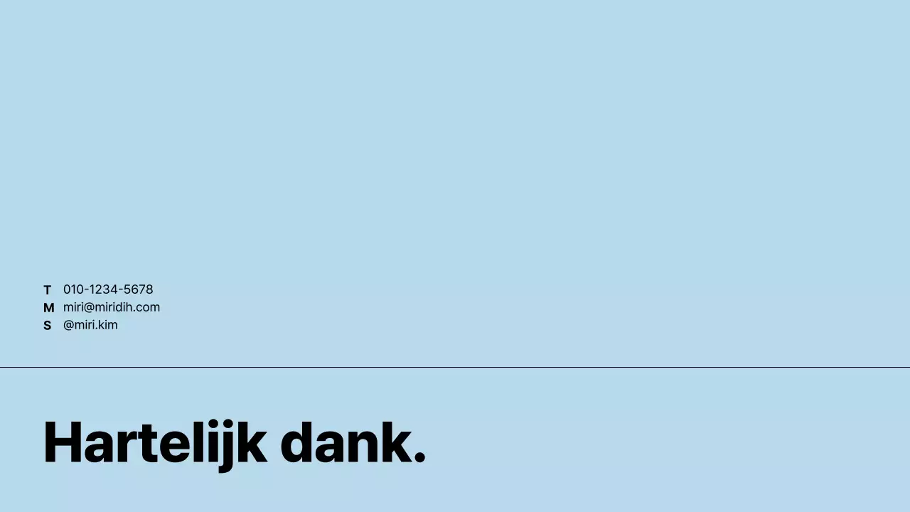 Een eenvoudige portfolio voor werkzoekenden in wit en lichtblauw