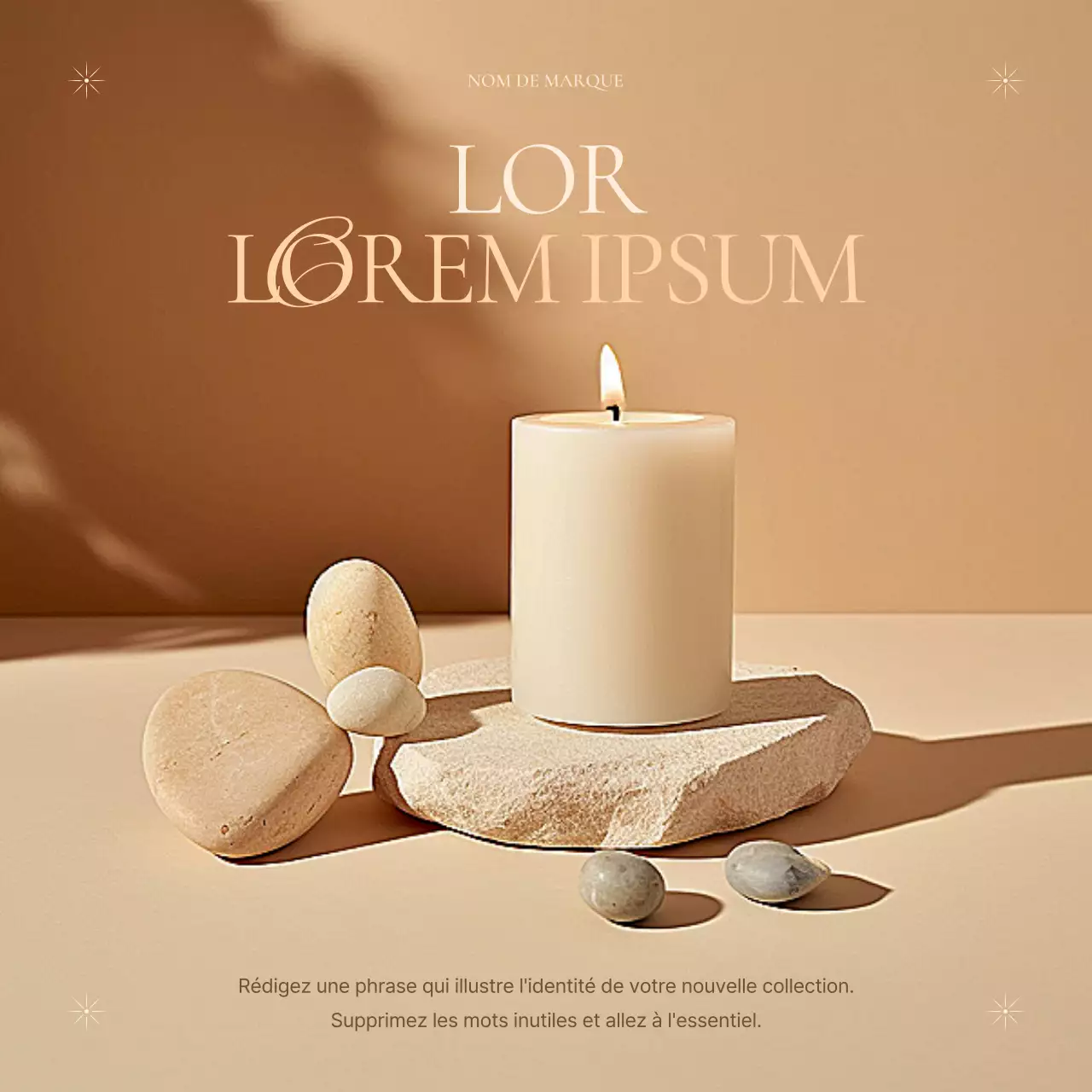 Une publicité classique pour une marque d'accessoires dans les tons beige et marron