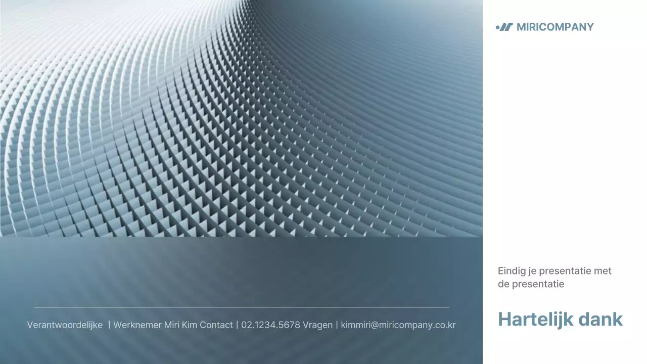 Minimalistische bedrijfsprospectus in lichtblauw en grijs