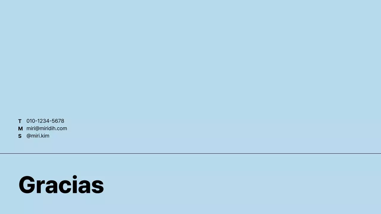 Una sencilla carpeta de trabajo en blanco y azul claro