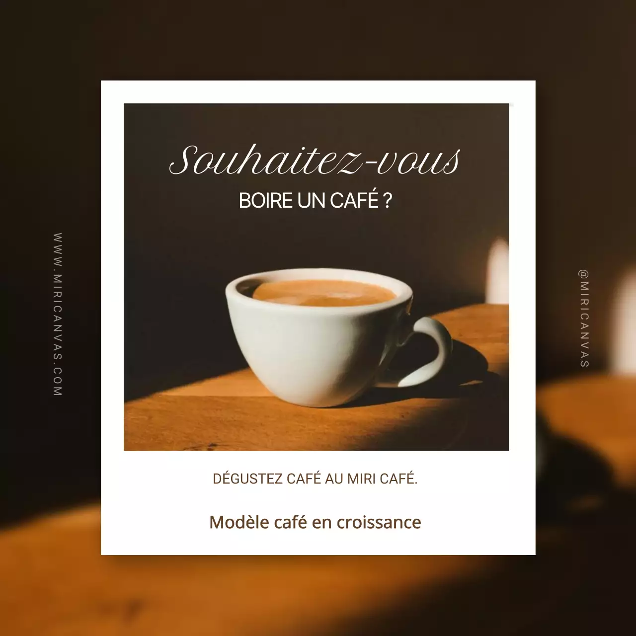 Une annonce de café classique en marron et beige.