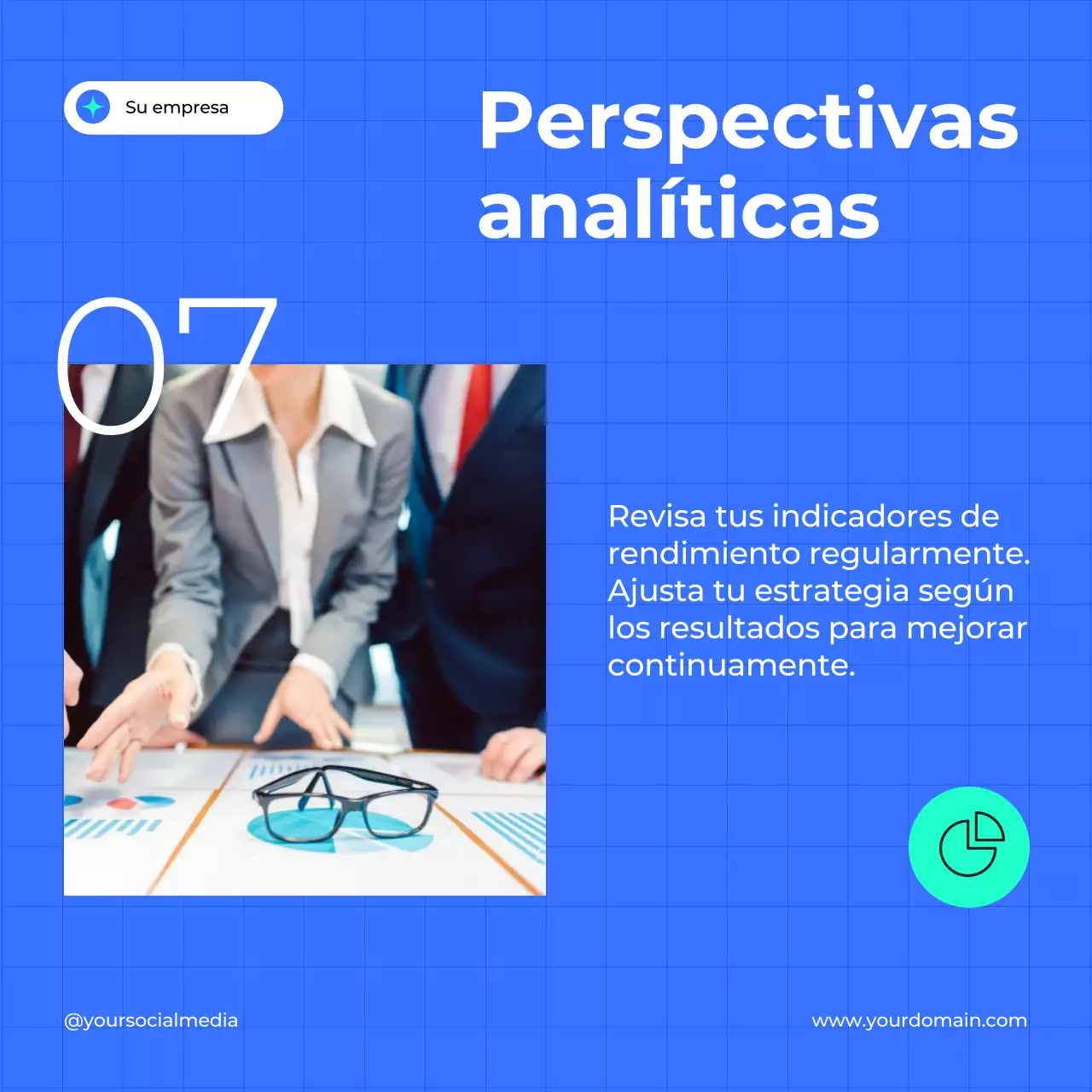 Azul y blanco de moda Guía de estrategia eficaz de marketing en redes sociales