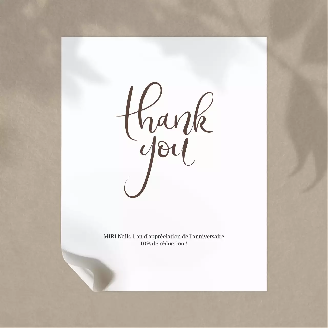 Annonce simple d'un salon de manucure en beige et blanc