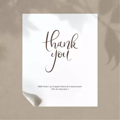 Annonce simple d'un salon de manucure en beige et blanc