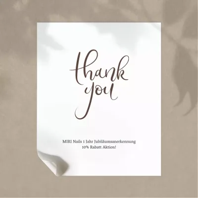 Einfache Nagelstudio-Ankündigung in Beige und Weiß