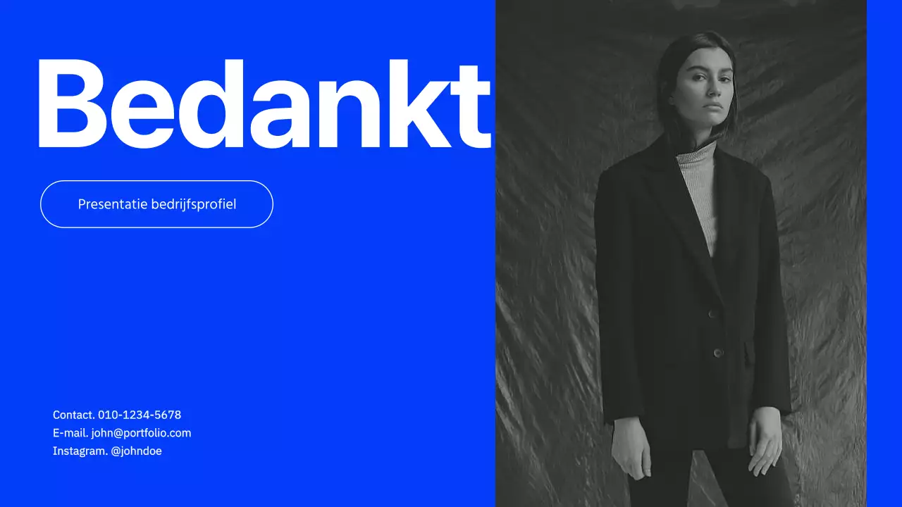 Grijs en Blauw Minimal Bedrijfsprofiel