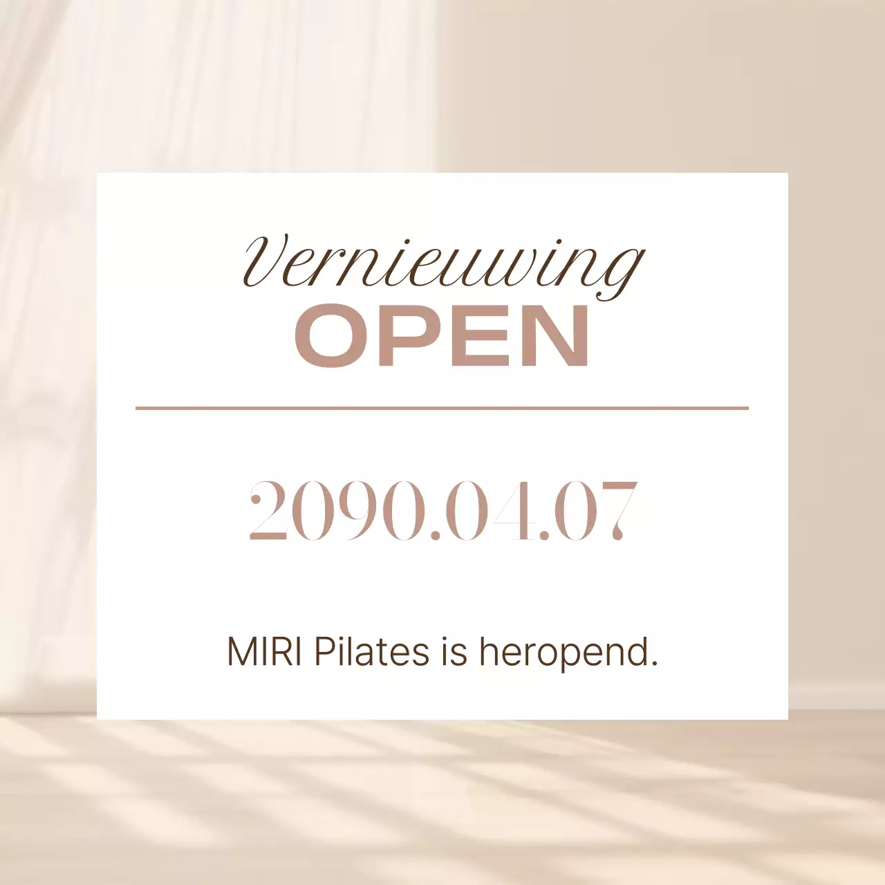 Een eenvoudige ivoorwitte openingsaankondiging van Pilates