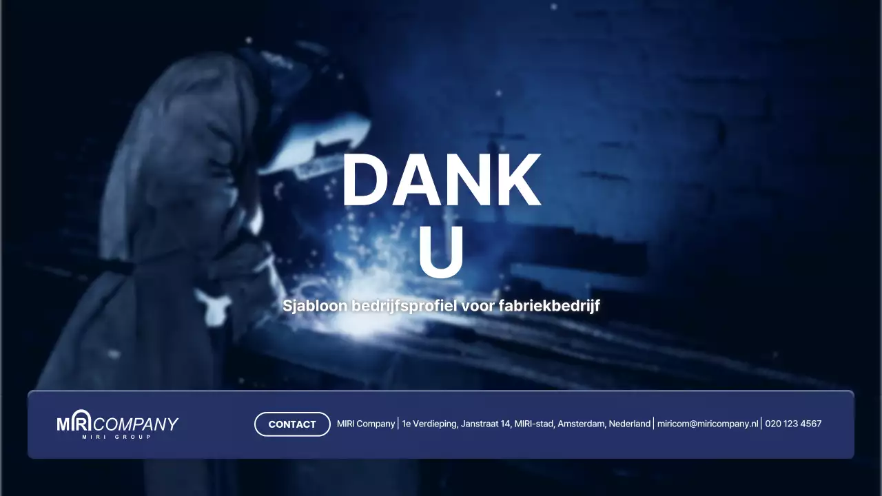 Bedrijfs sollicitatiebrief met een moderne fabriek in zwart-wit en marineblauw