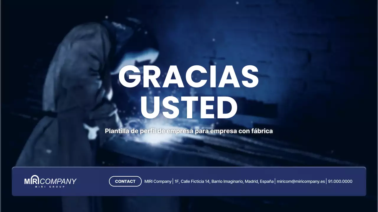 Carta de presentación de empresa con una fábrica moderna en blanco y negro y azul marino