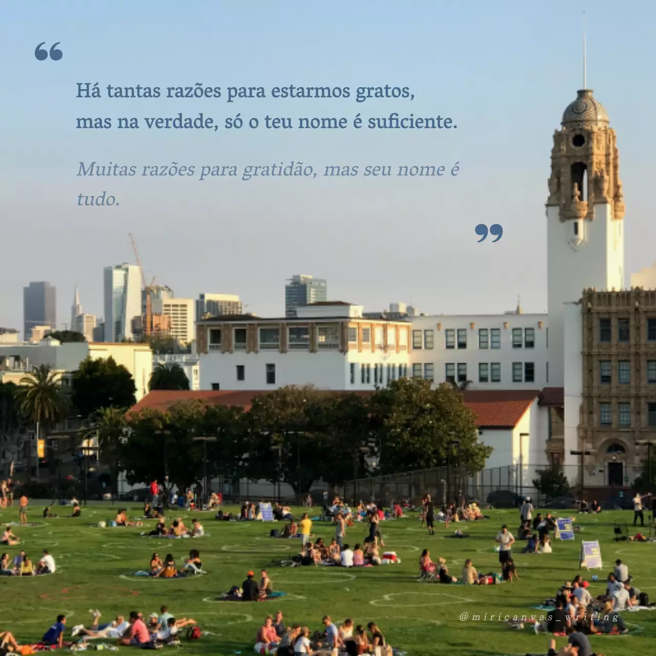 Um post de Ação de Graças simples, azul claro e verde