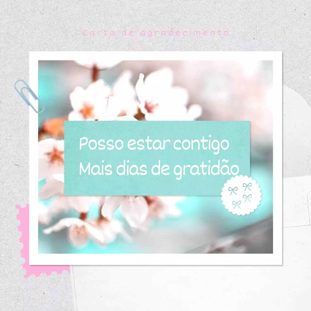 Um simples postal de sentimento do Mês da Gratidão em cor-de-rosa e azul claro