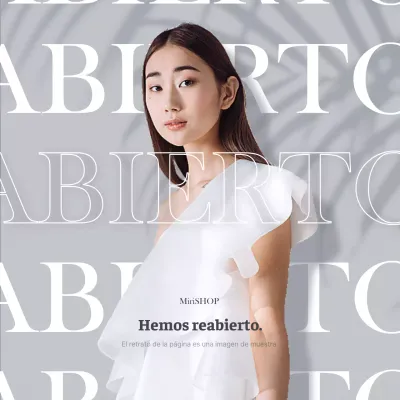 Anuncio de inauguración de un centro comercial gris y moderno