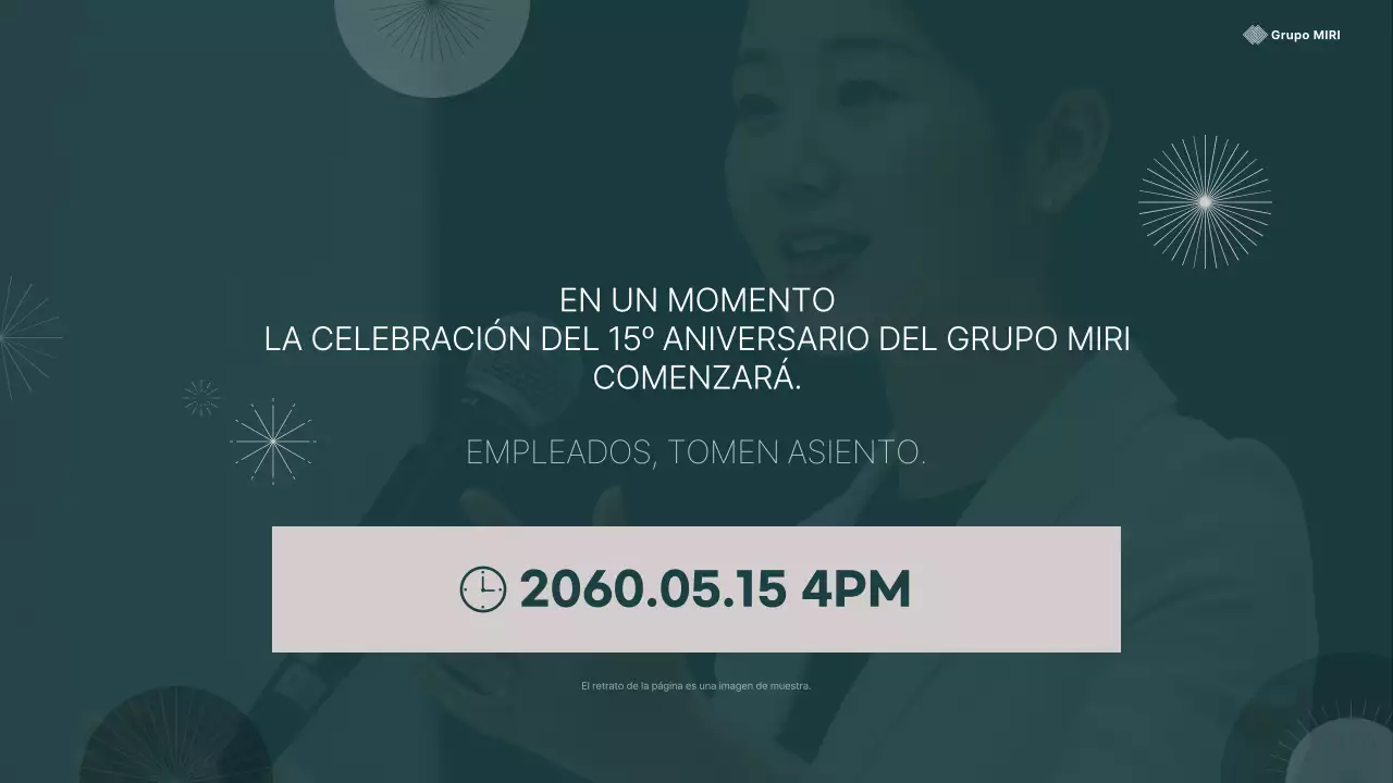 Una sencilla presentación de celebración de aniversario en verde y beige