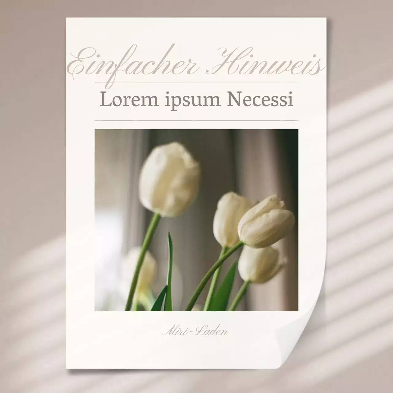 Eine schlichte, emotionale Lobby eines Einkaufszentrums in Beige und Elfenbein Schwarzes Brett