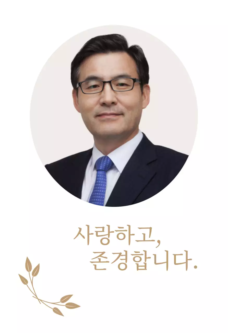  금색 꽃잎 장식과 사진이 있는 정적이고 고급스러운 느낌의 어버이날 감사패