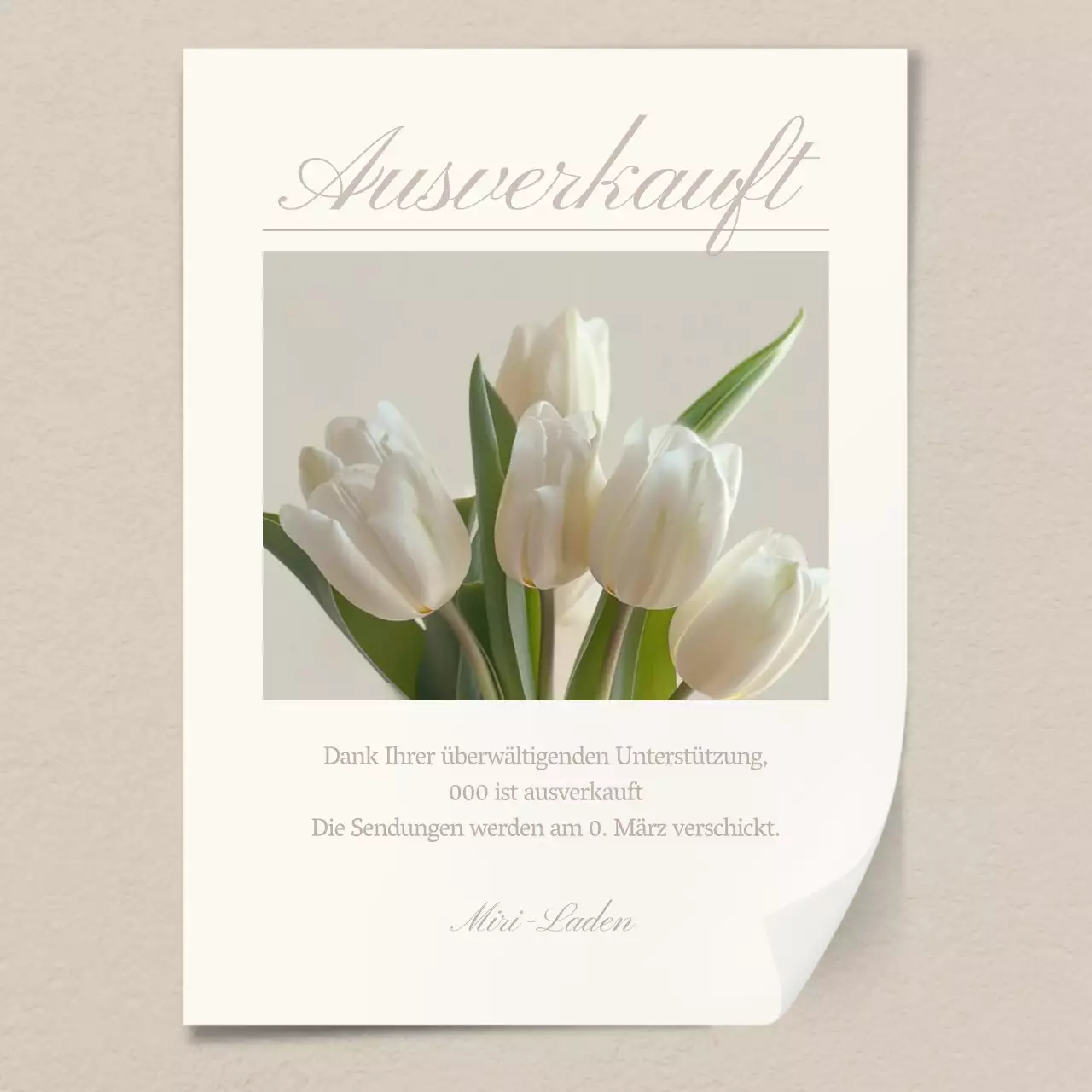 Eine schlichte, emotionale Lobby eines Einkaufszentrums in Beige und Elfenbein Schwarzes Brett