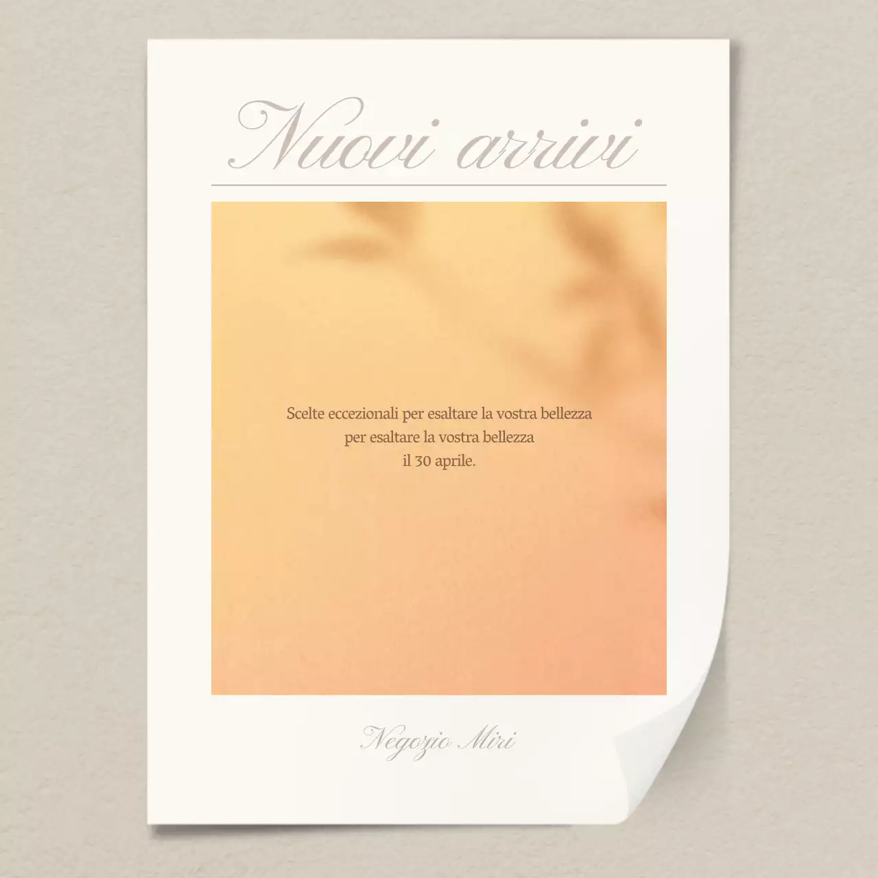 Un semplice atrio emozionale di un centro commerciale in beige e avorio Bacheca