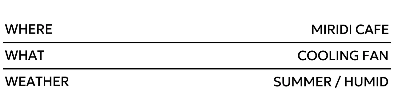 글줄 형태의 3줄 서체 배치 디자인