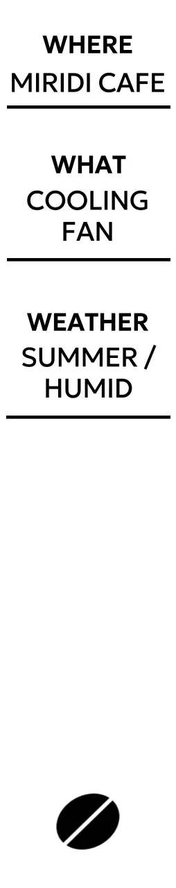 글줄 형태의 3줄 서체 배치 디자인