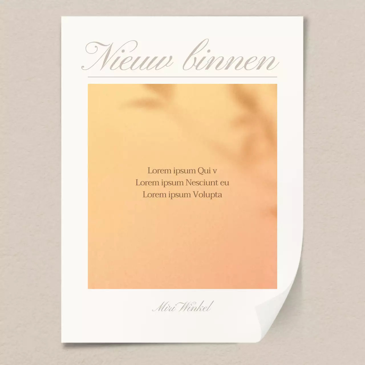 Een eenvoudige, emotionele lobby van een winkelcentrum in beige en ivoorkleurig prikbord