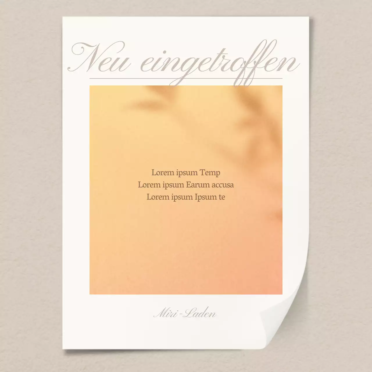 Eine schlichte, emotionale Lobby eines Einkaufszentrums in Beige und Elfenbein Schwarzes Brett