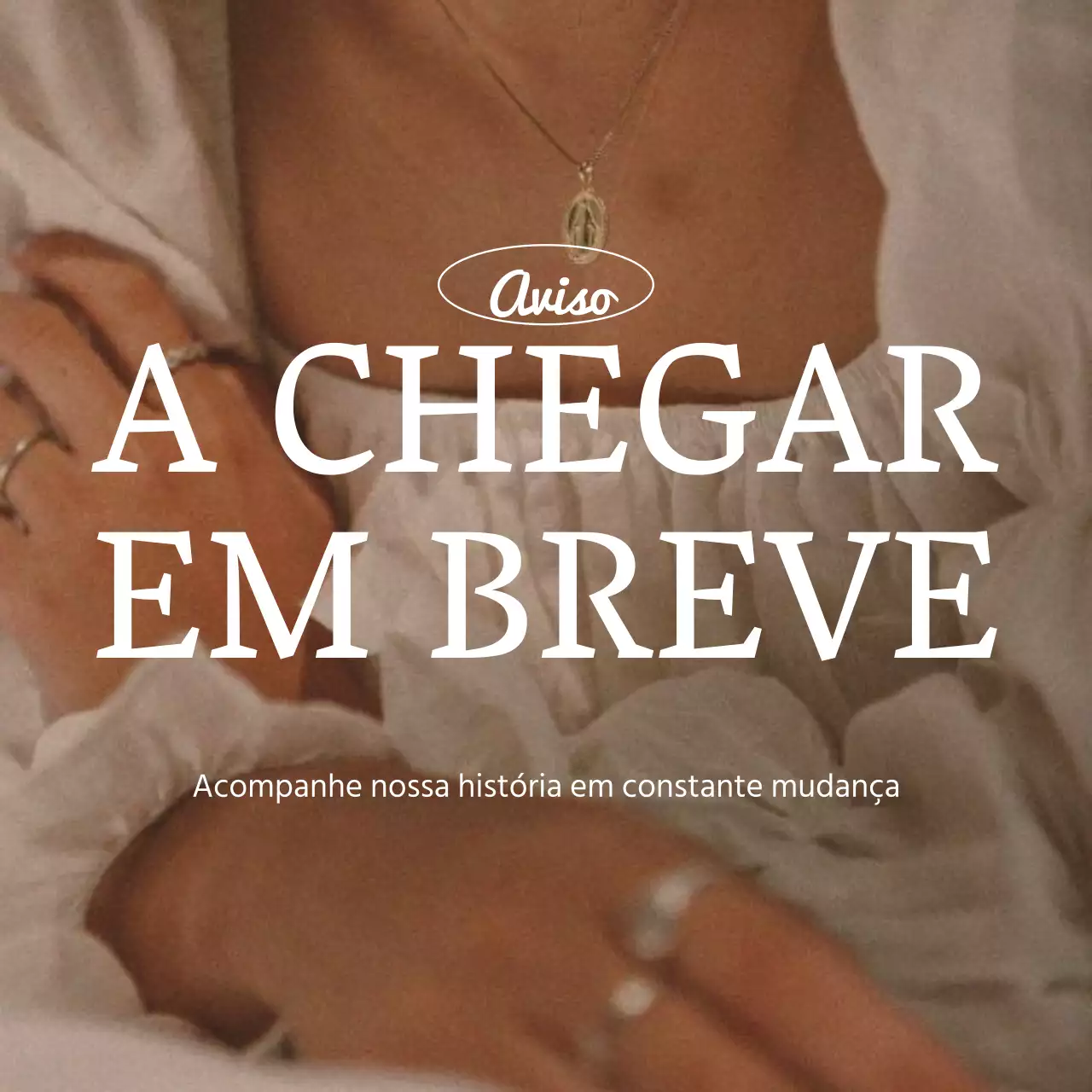 Anúncio de um feed de marketing de redes sociais na moda em rosa e marfim